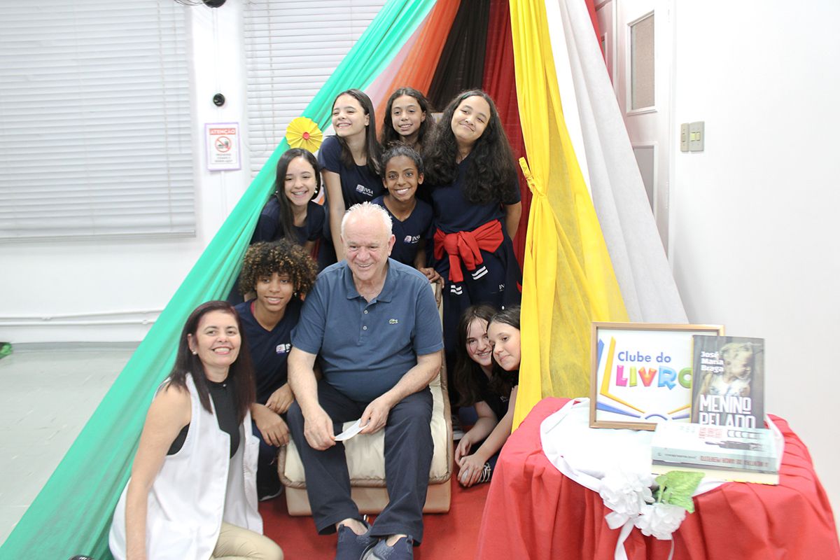 Autor José Maria Braga surpreende integrantes do Clube do Livro em seu primeiro aniversário
